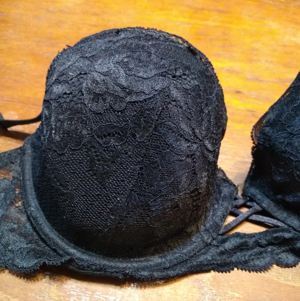 La Senza 2-Piece Black Lace Bra (34D) & Garter Belt, Medium - Picture 5 of 14